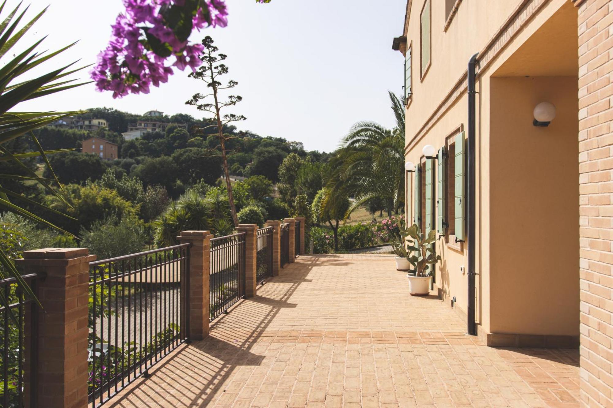Villa Mariposa チヴィタノーヴァ・マルケ エクステリア 写真